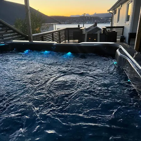 Апартаменты Arctic With Outdoor Jacuzzi Tomasjorda