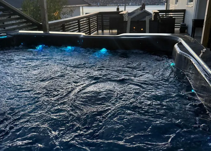 Апартаменты Arctic With Outdoor Jacuzzi Tomasjorda